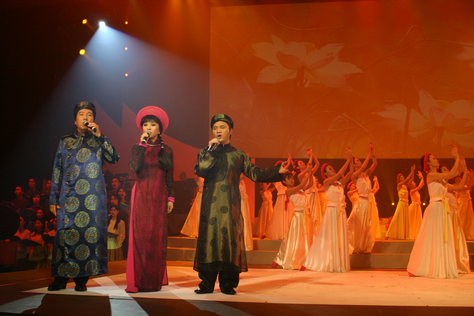 Duyên dáng Việt Nam - Từ ý tưởng thiện nguyện đến chương trình nghệ thuật quốc gia - Ảnh 4.