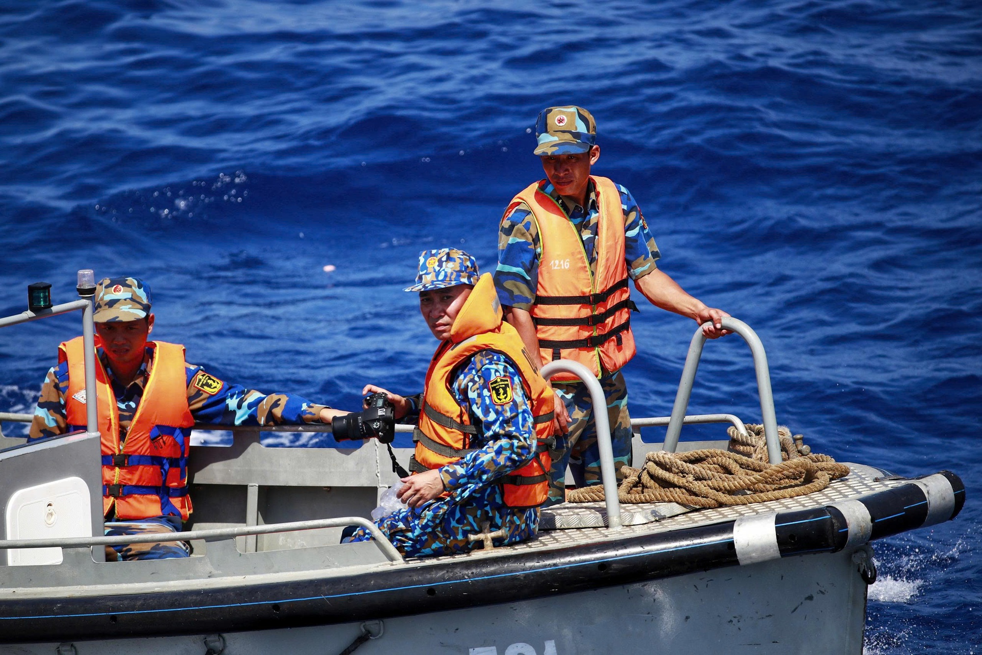 Bảo vệ chủ quyền quốc gia từ thực địa đến mặt trận thông tin - Ảnh 2. Bảo vệ chủ quyền quốc gia từ thực địa đến mặt trận thông tin - Ảnh 2.