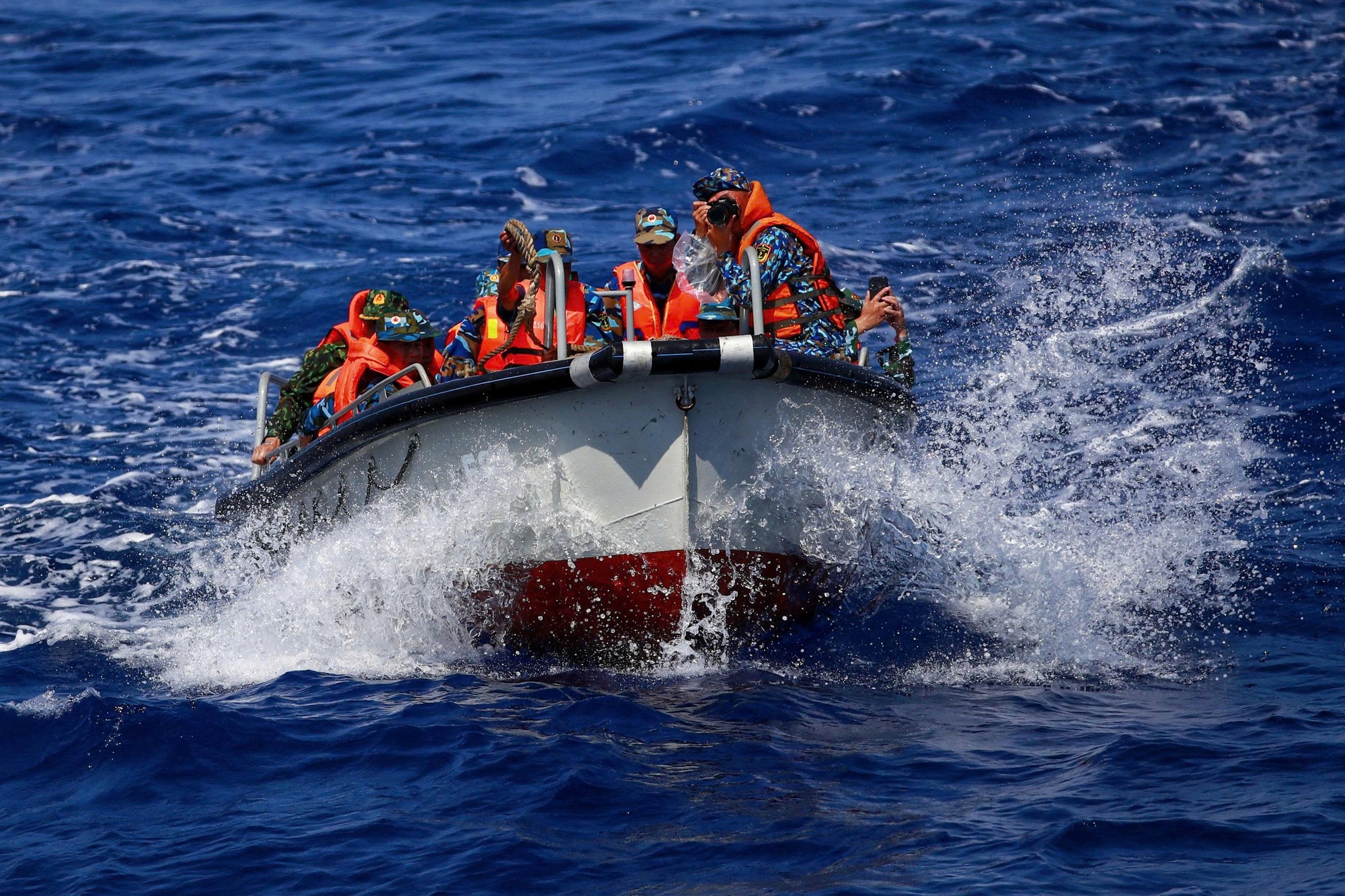 Bảo vệ chủ quyền quốc gia từ thực địa đến mặt trận thông tin - Ảnh 4. Bảo vệ chủ quyền quốc gia từ thực địa đến mặt trận thông tin - Ảnh 4.