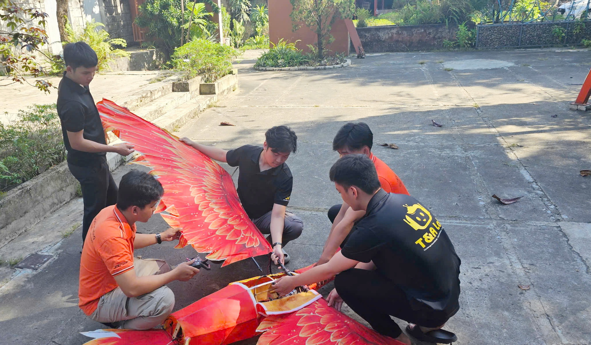 Sinh viên làm rồng phượng bay trong đêm giao thừa ở Đồng Nai 2 sinh viên - Ảnh 2.