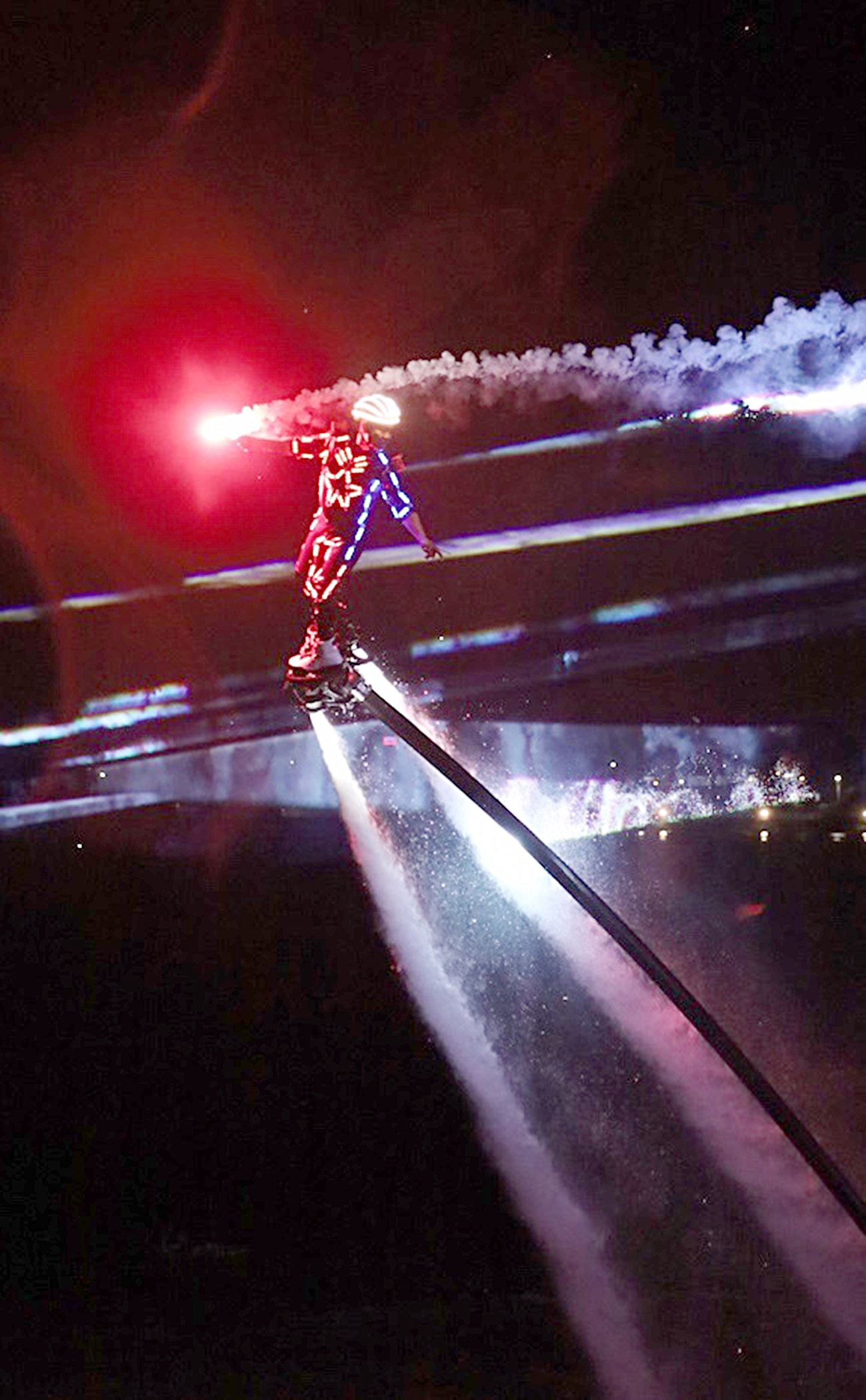 Sinh viên làm rồng phượng bay trong đêm giao thừa ở Đồng Nai 6 sinh viên - Ảnh 6.