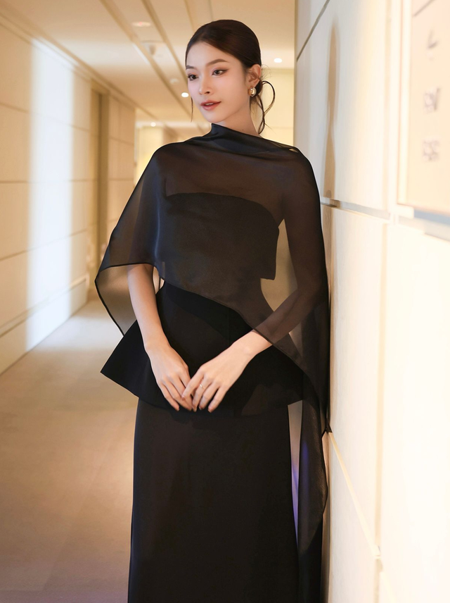 Mềm mại và ấm áp, áo choàng poncho ‘chiều lòng’ mọi quý cô sành điệu- Ảnh 7. Mềm mại và ấm áp, áo choàng poncho ‘chiều lòng’ mọi quý cô sành điệu- Ảnh 7.