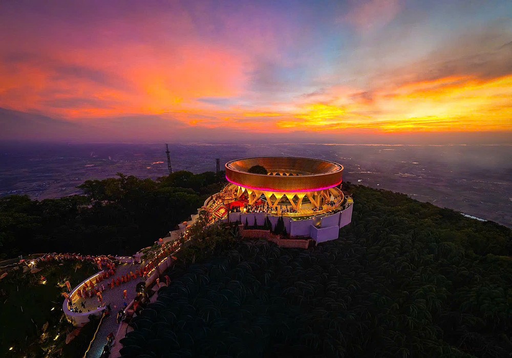 Cận cảnh tôn tượng “Đức Phật đến từ quá khứ” mới an vị tại núi Bà Đen, Tây Ninh 2 Cận cảnh tôn tượng “Đức Phật đến từ quá khứ” mới an vị tại núi Bà Đen, Tây Ninh - 2