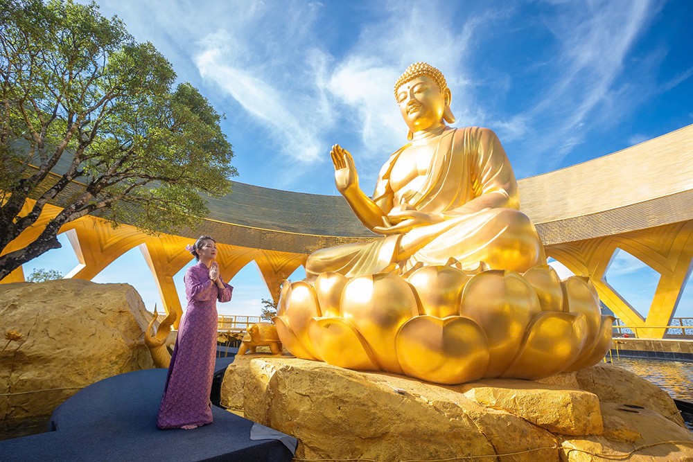 Cận cảnh tôn tượng “Đức Phật đến từ quá khứ” mới an vị tại núi Bà Đen, Tây Ninh 3 Cận cảnh tôn tượng “Đức Phật đến từ quá khứ” mới an vị tại núi Bà Đen, Tây Ninh - 3