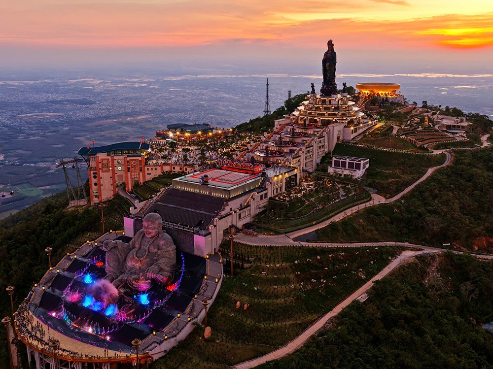 Cận cảnh tôn tượng “Đức Phật đến từ quá khứ” mới an vị tại núi Bà Đen, Tây Ninh 8 Cận cảnh tôn tượng “Đức Phật đến từ quá khứ” mới an vị tại núi Bà Đen, Tây Ninh - 8