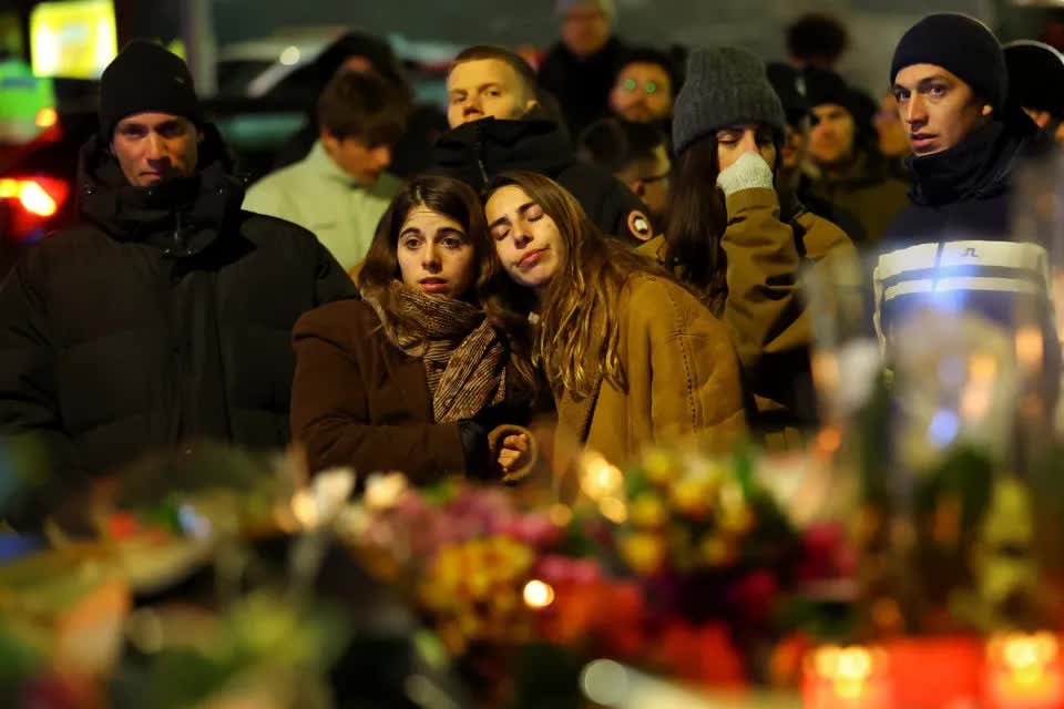 Thảm kịch hỏa hoạn tại Thụy Sĩ khiến 155 người thương vong: Cha mẹ tuyệt vọng tìm con không thể nhận dạng, hàng trăm người thắp nến tưởng niệm- Ảnh 3.