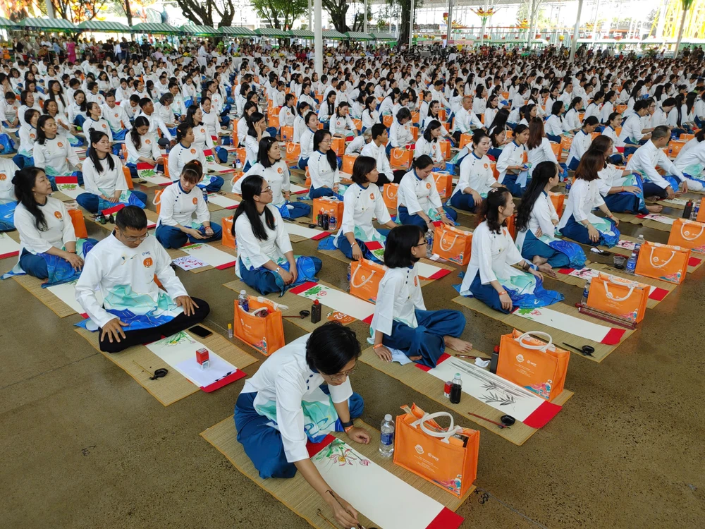 Người viết thư pháp cùng lúc thực hiện những nét bút điêu luyện tạo nên bức tranh văn hóa sống động. z7392696799396_8b522855969156b163fc9a6e8f54b322.jpg