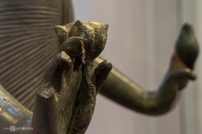 Pháp khí đóa sen được gắn lên tay phải pho tượng. Ảnh: Nguyễn Đông