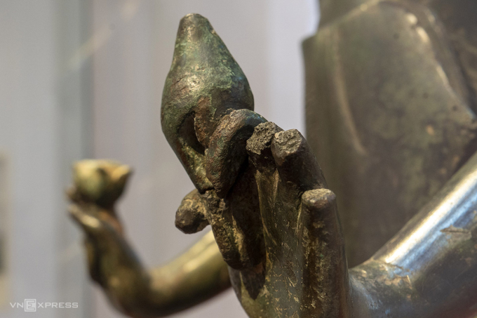 Pháp khí con ốc được gắn lên tay trái tượng Bồ tát Tara. Ảnh: Nguyễn Đông