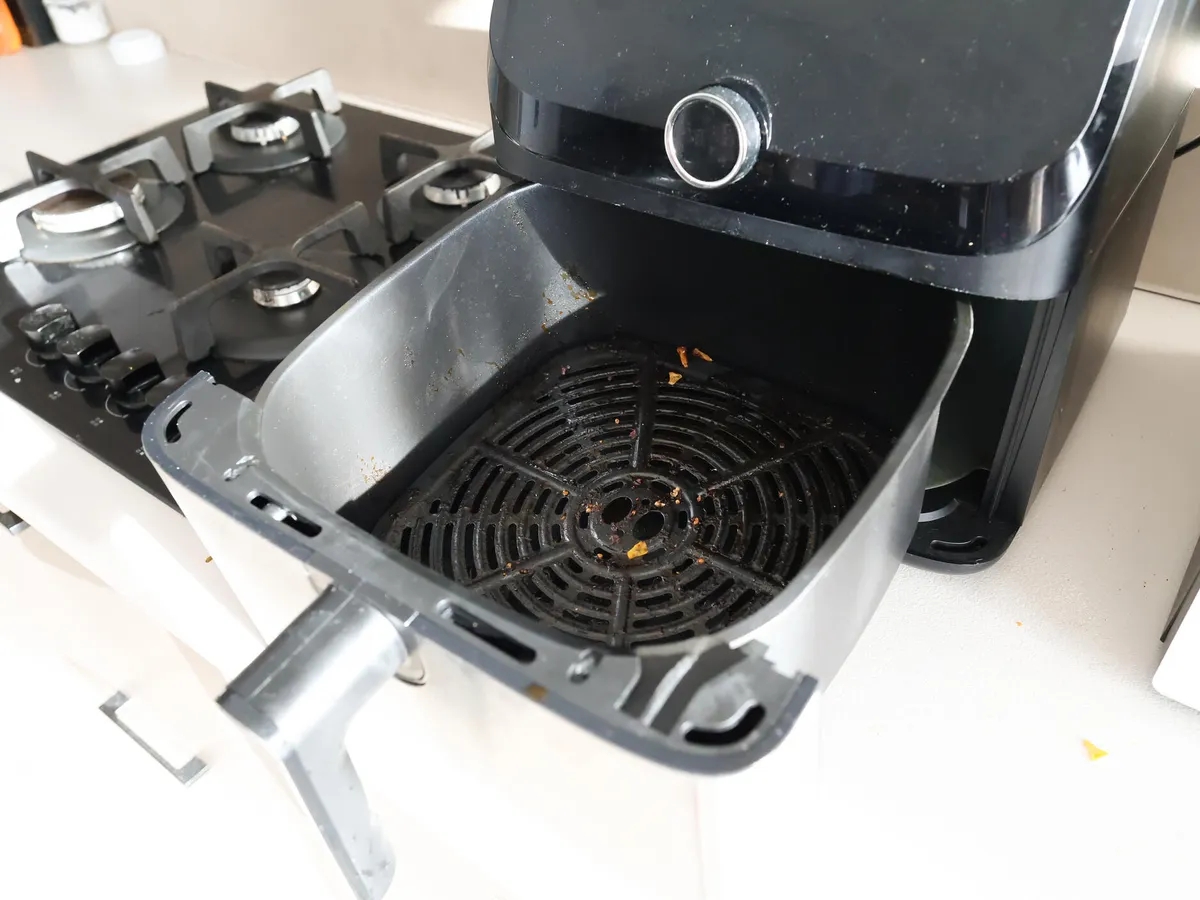 Cảnh báo cho bất cứ ai dùng nồi chiên không dầu: Có 1 bộ phận bắt buộc phải vệ sinh nhưng hay bị bỏ qua- Ảnh 2.