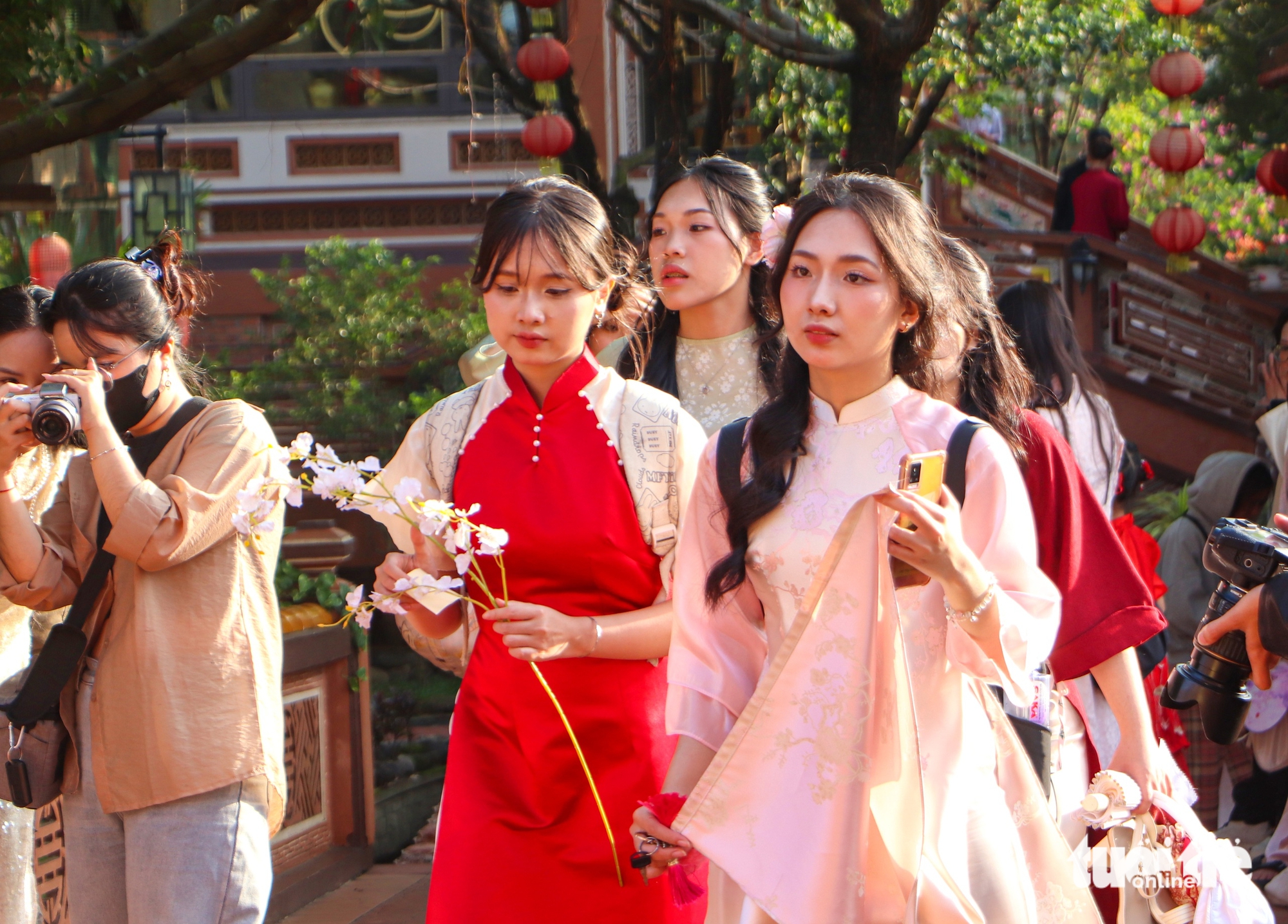 Bạn trẻ Đà Nẵng rộn ràng diện áo dài 'săn' ảnh Tết sớm 2 Đà Nẵng - Ảnh 2.