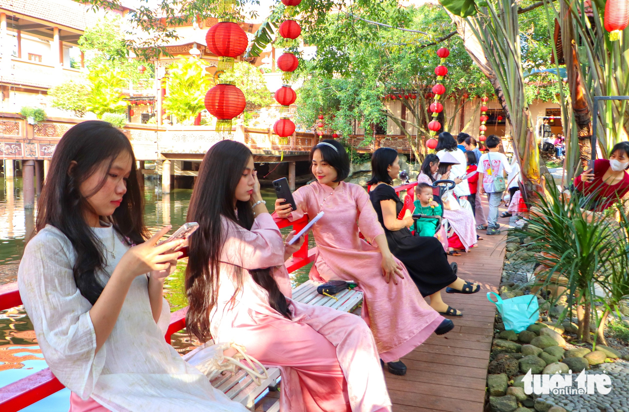 Bạn trẻ Đà Nẵng rộn ràng diện áo dài 'săn' ảnh Tết sớm 4 Đà Nẵng - Ảnh 4.