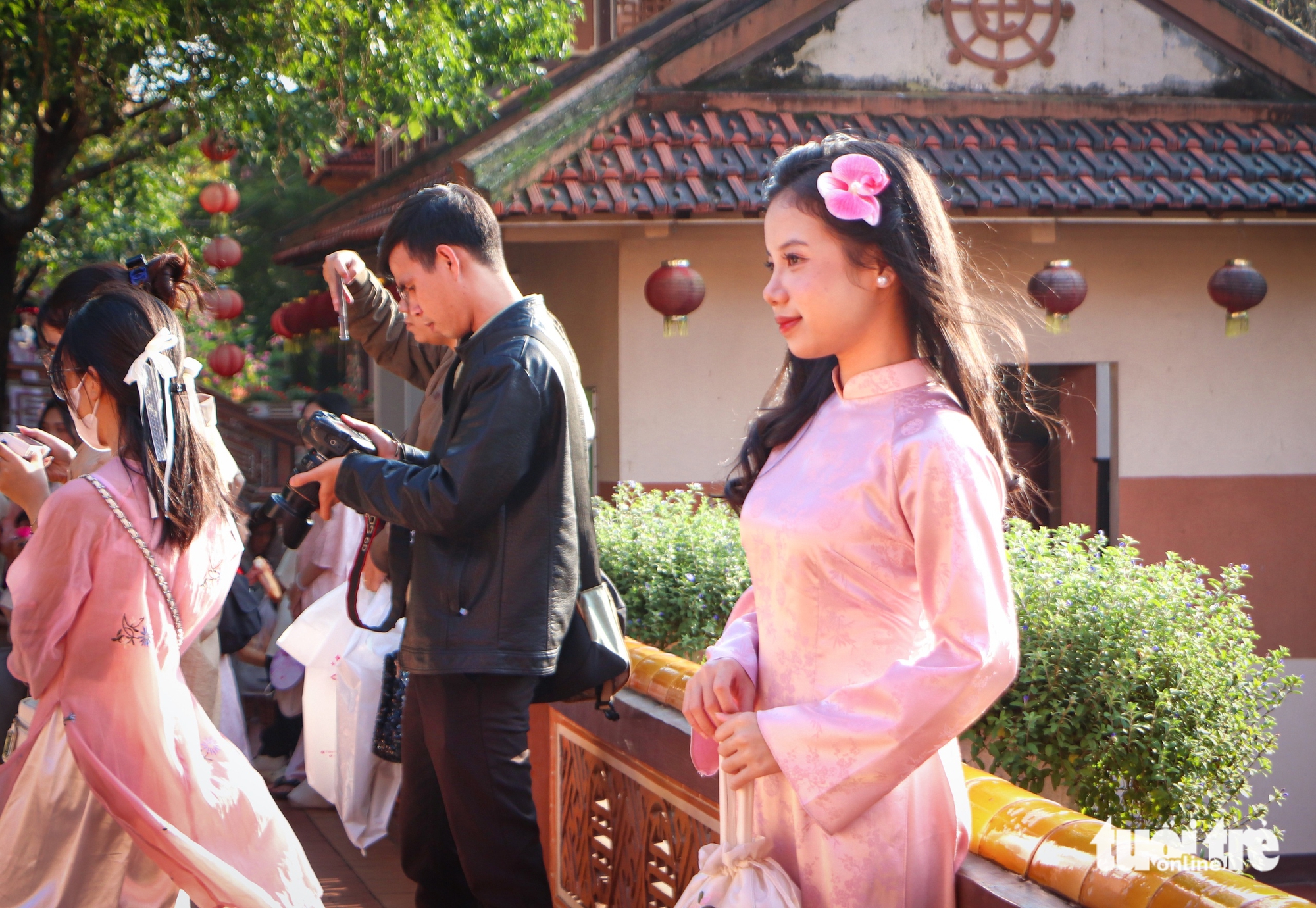 Bạn trẻ Đà Nẵng rộn ràng diện áo dài 'săn' ảnh Tết sớm 6 Đà Nẵng - Ảnh 6.