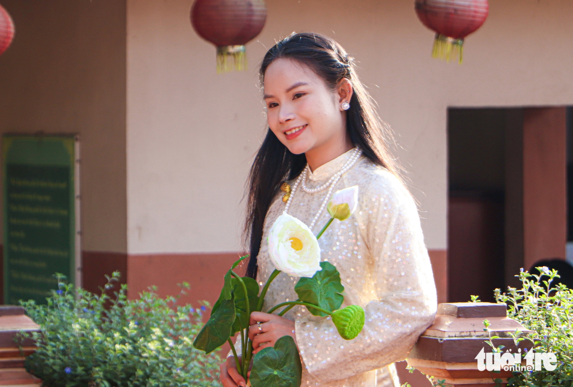 Bạn trẻ Đà Nẵng rộn ràng diện áo dài 'săn' ảnh Tết sớm 7 Đà Nẵng - Ảnh 7.