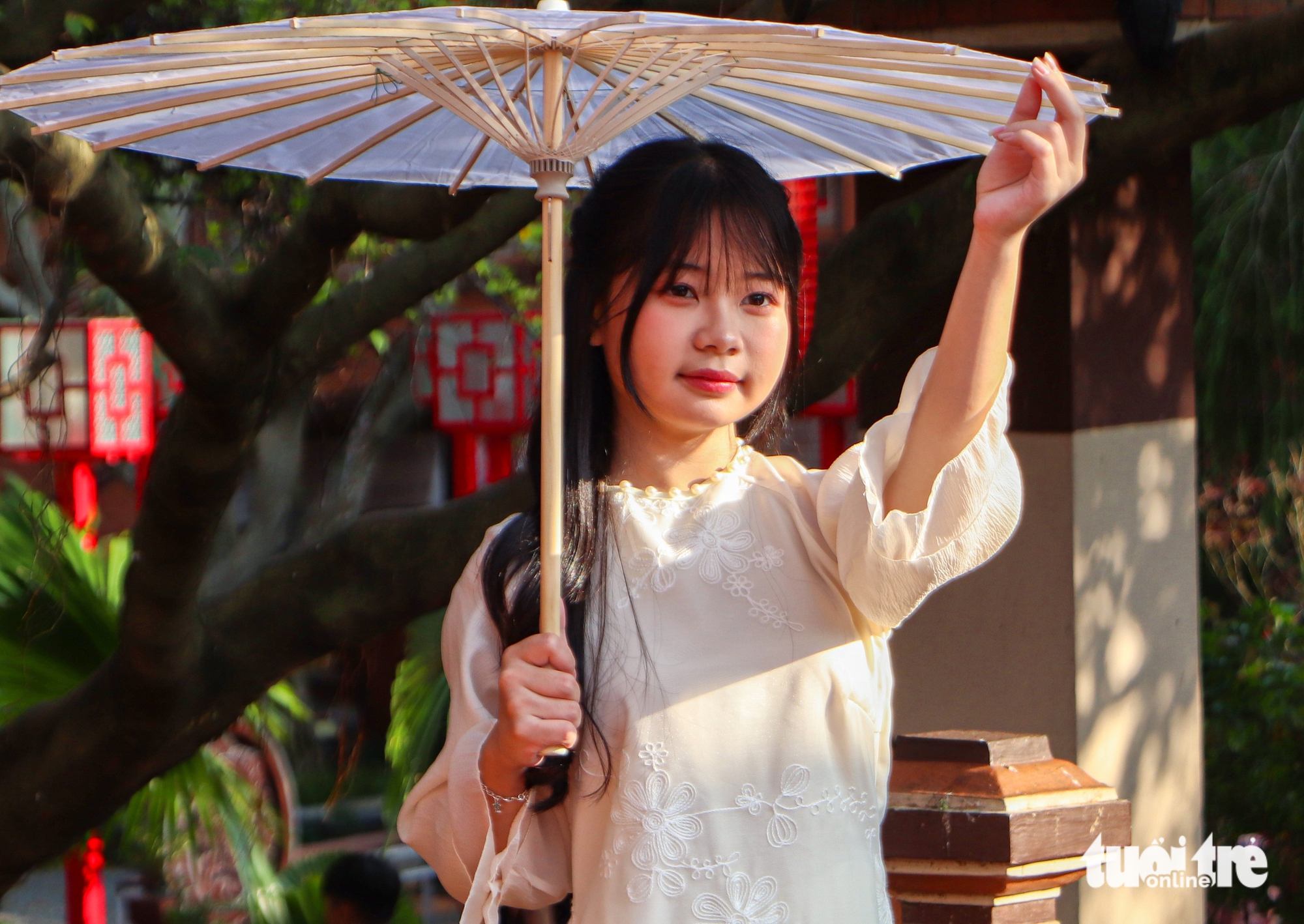 Bạn trẻ Đà Nẵng rộn ràng diện áo dài 'săn' ảnh Tết sớm 10 Đà Nẵng - Ảnh 10.