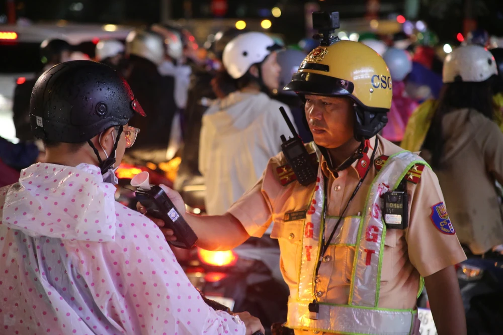 Lực lượng CSGT TP.HCM kiểm tra nồng độ cồn người điều khiển phương tiện trong đợt cao điểm Tết Dương lịch 2026, kịp thời phát hiện, xử lý nghiêm các hành vi vi phạm nhằm bảo đảm trật tự, an toàn giao thông. Ảnh: PHẠM HẢI z7267547996860_ac955ef15b96b28c77a9692c51930e34.jpg