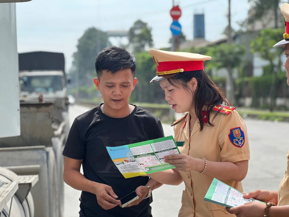 CSGT TP.HCM kết hợp tuyên truyền, giải thích quy định pháp luật về Luật giao thông cho người dân trong quá trình kiểm tra, xử lý, góp phần nâng cao ý thức chấp hành pháp luật, phòng ngừa tai nạn giao thông dịp lễ. Ảnh: PHẠM HẢI z7267547960039_cde0a8bc09ffc134a2c95aaf7d9c75c7.jpg