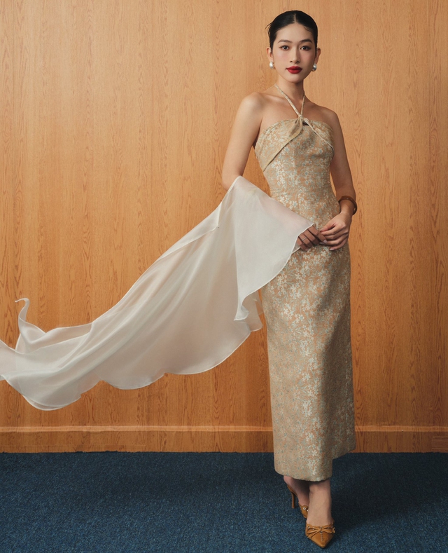 Phối váy và khăn choàng lụa voan, nhìn góc nào cũng đẹp- Ảnh 7. Phối váy và khăn choàng lụa voan, nhìn góc nào cũng đẹp- Ảnh 7.