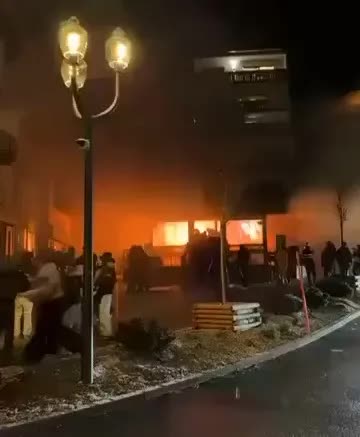 Nhân chứng kể lại khoảnh khắc kinh hoàng trong vụ cháy quán bar Thụy Sĩ 3 1767424654 944 Nhan chung ke lai khoanh khac kinh hoang trong vu