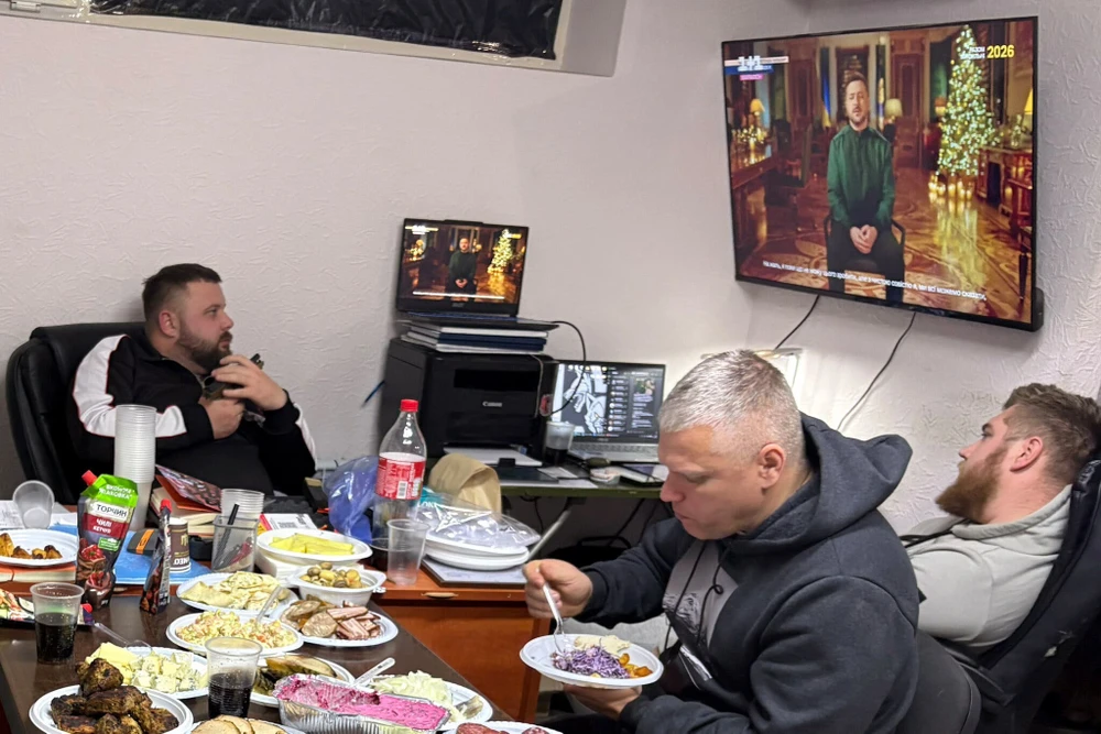 Một số binh sĩ thuộc tiểu đoàn “Bầy Sói Da Vinci” theo dõi bài phát biểu năm mới của Tổng thống Ukraine Volodymyr Zelensky. Ảnh: THE NEW YORK TIMES Một năm mới lại đến trên chiến trường Ukraine, liệu có phải là năm cuối cùng?