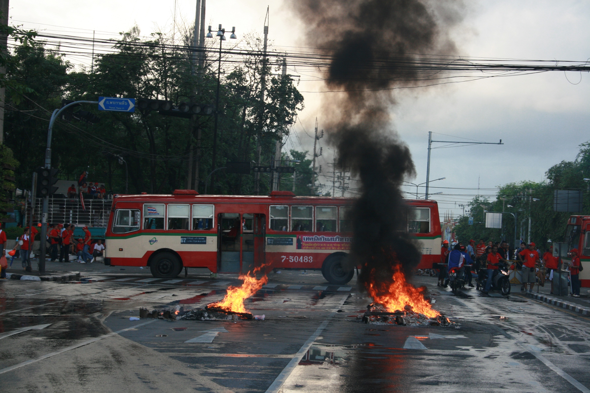 Bangkok những ngày 'đỏ lửa' - Ảnh 3.