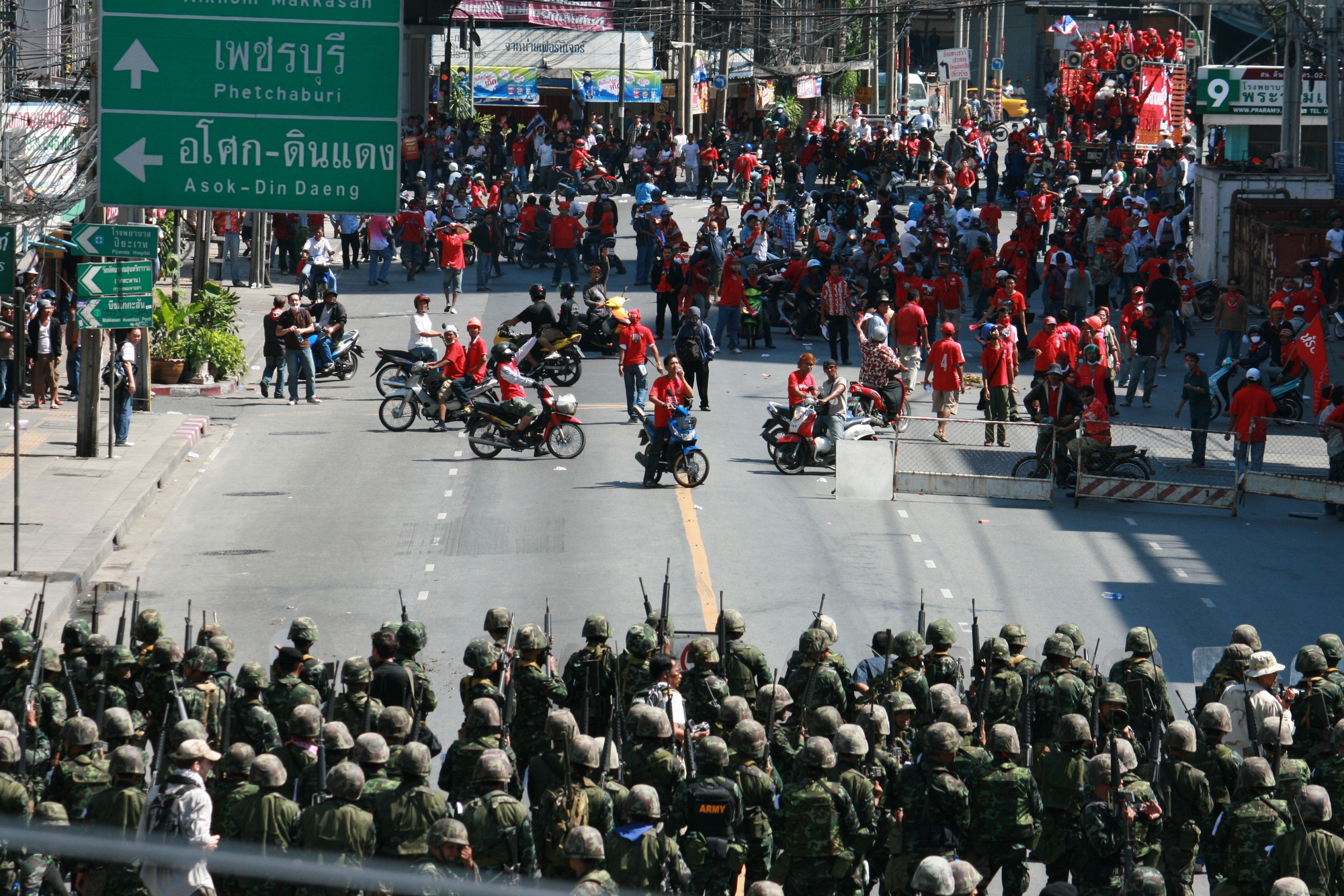 Bangkok những ngày 'đỏ lửa' - Ảnh 5.