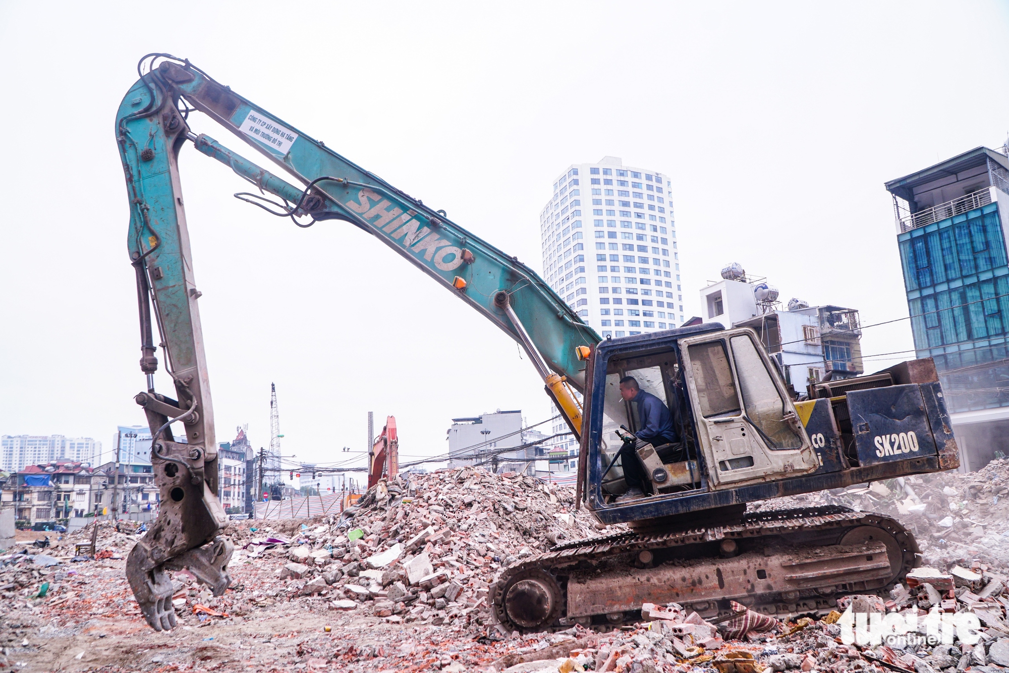 Công nhân 'đội' rét 13 độ hối hả thi công đường vành đai 1 xuyên ngày nghỉ lễ - Ảnh 10.