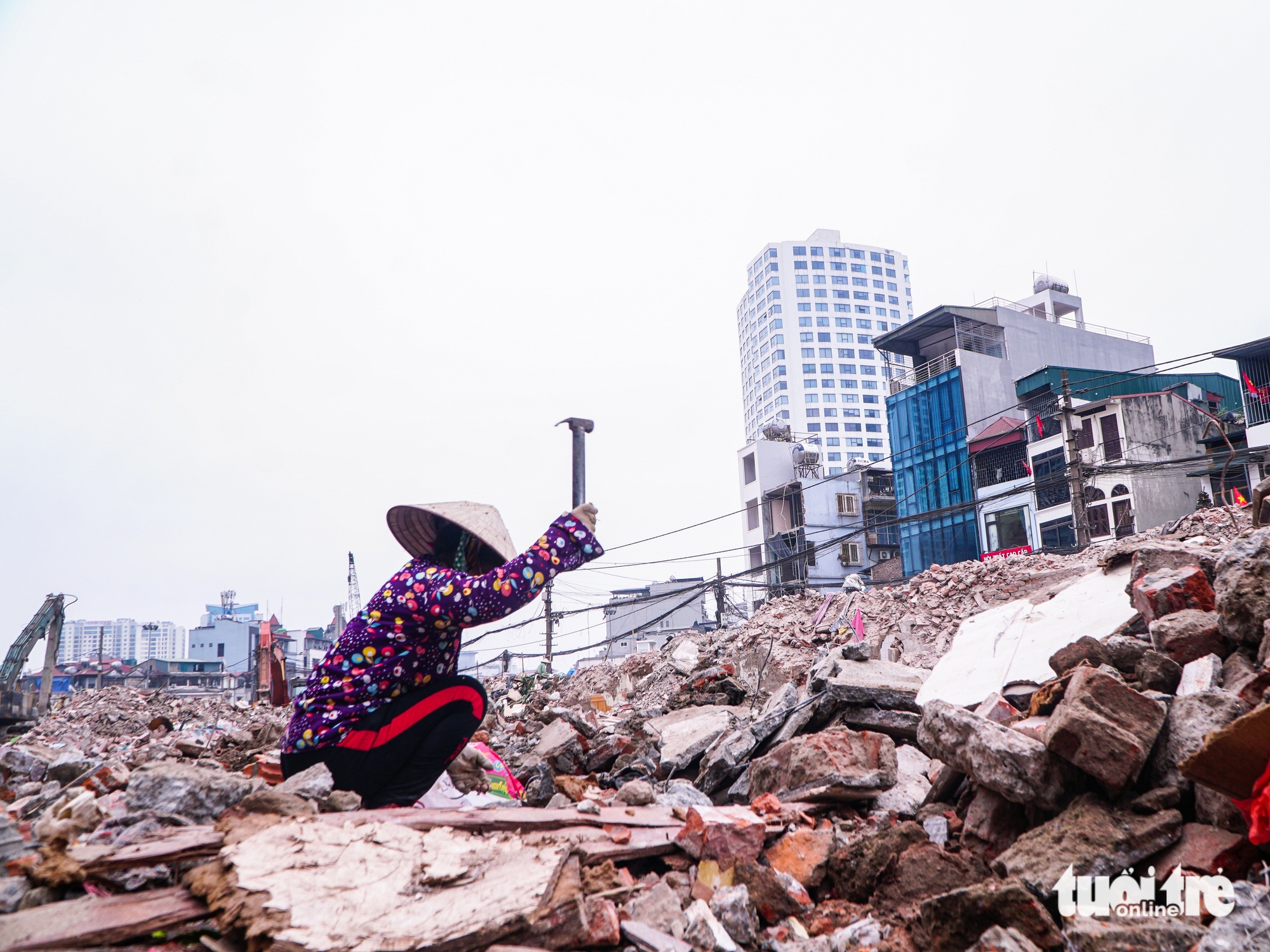 Công nhân 'đội' rét 13 độ hối hả thi công đường vành đai 1 xuyên ngày nghỉ lễ - Ảnh 16.