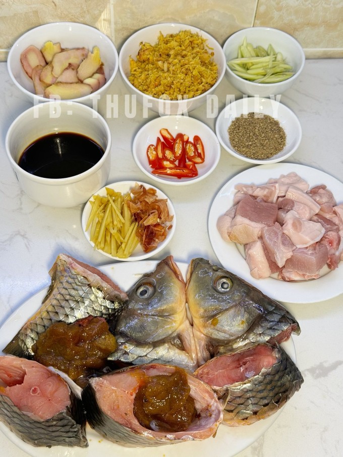 Mẹ ba con tiết lộ bí quyết kho cá chép bất bại 3 Nguyên liệu nấu món cá kho riềng. Ảnh: Thu Fox Daily