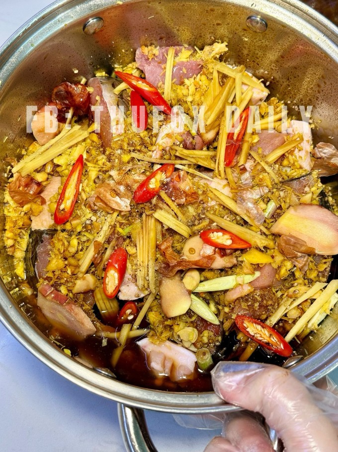 Mẹ ba con tiết lộ bí quyết kho cá chép bất bại 4 Nồi cá trước khi kho. Ảnh: Thu Fox Daily