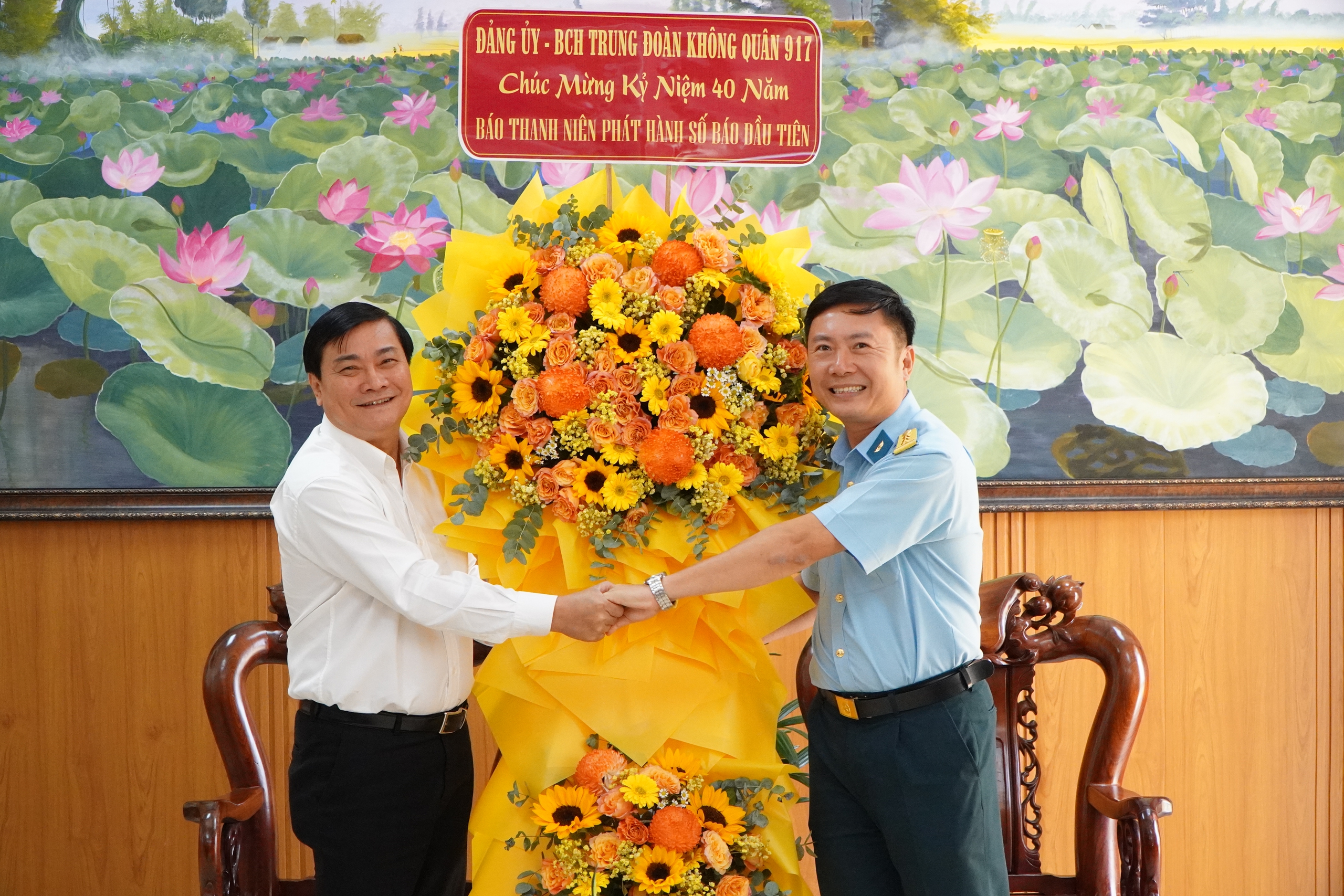 Báo Thanh Niên dựng bia tưởng niệm 18 liệt sĩ Trung đoàn Không quân 917 - Ảnh 3.