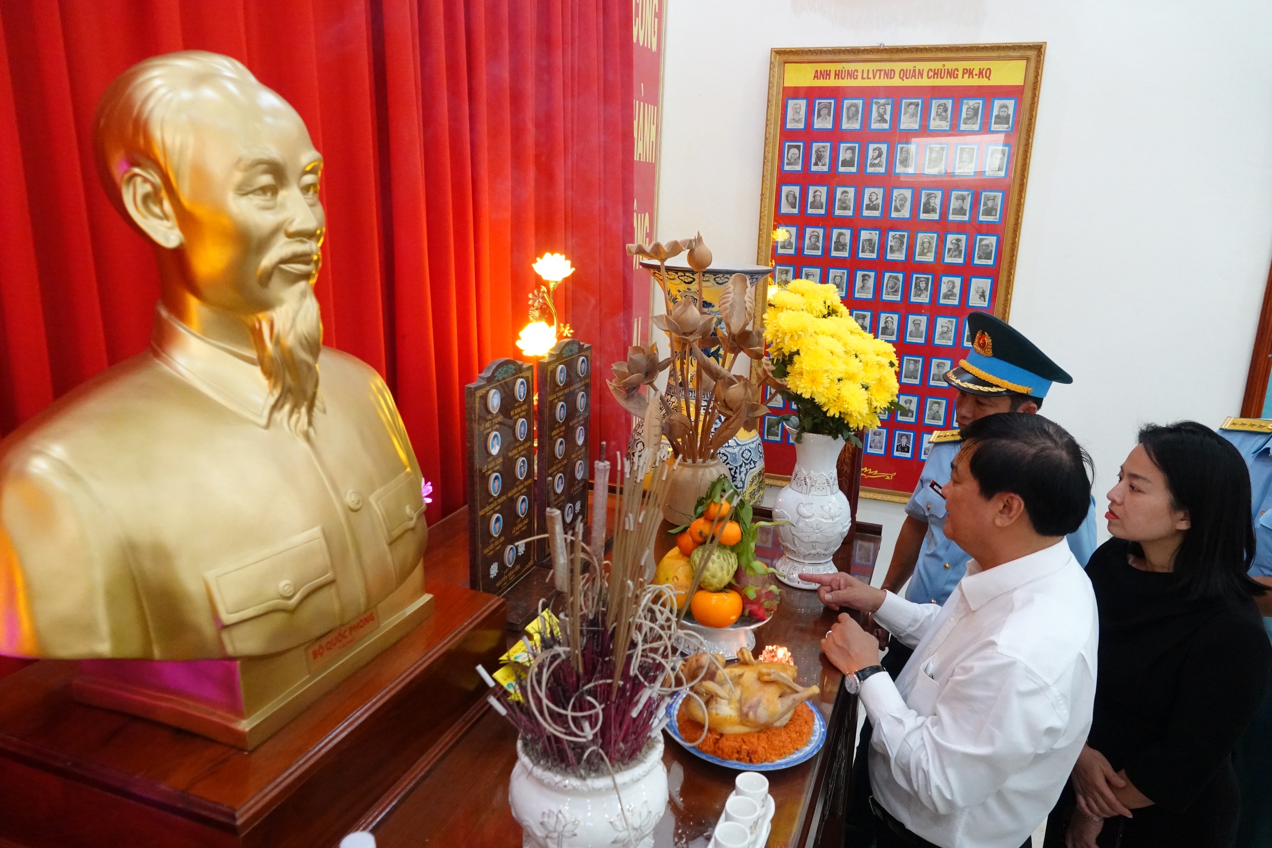 Báo Thanh Niên dựng bia tưởng niệm 18 liệt sĩ Trung đoàn Không quân 917 - Ảnh 5.