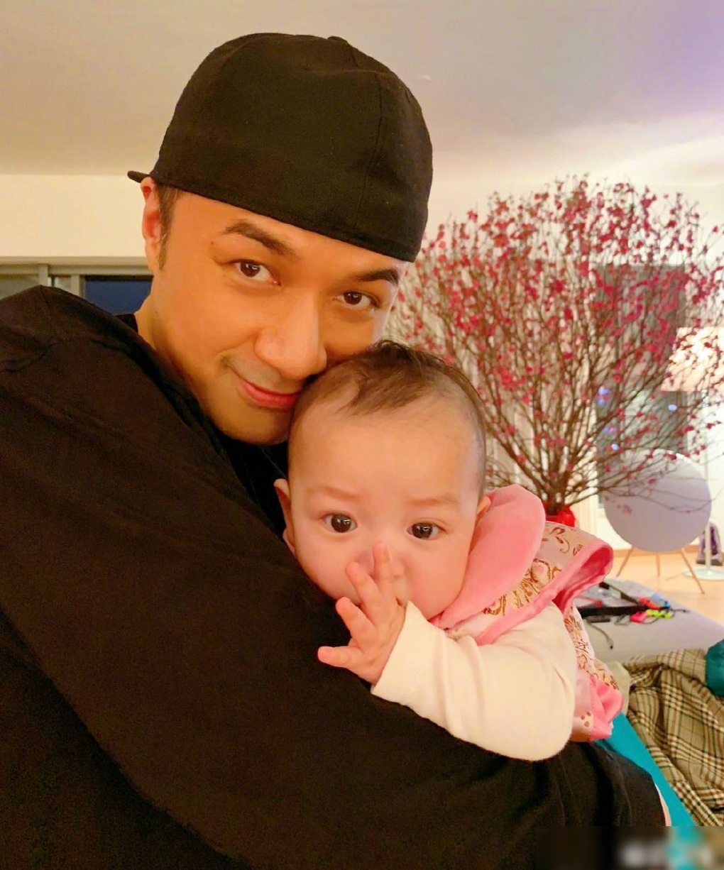 Tài tử “Hoàn Châu cách cách” hạnh phúc thông báo vợ sinh con ở tuổi U60 - 4