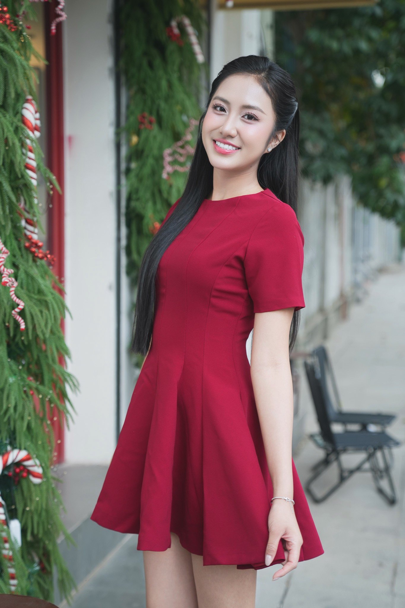 Trúc Linh nói cô mong muốn trở thành giám đốc marketing của một tập đoàn, doanh nghiệp. Hiện tại, cô cũng làm công việc marketing cá nhân và điều đó cho cô những trải nghiệm, đo lường được hiệu ứng của mạng xã hội. “Khi mình học đúng chuyên ngành và có cơ hội áp dụng thì mình sẽ có những góc nhìn khác. Sau khi tốt nghiệp, tôi muốn học lên thạc sĩ để có thêm nhiều góc nhìn mới vì tôi đã có học bổng chuyên ngành marketing. Biết đâu sau này tôi lại trở về làm giảng viên ở trường”, cô chia sẻ.