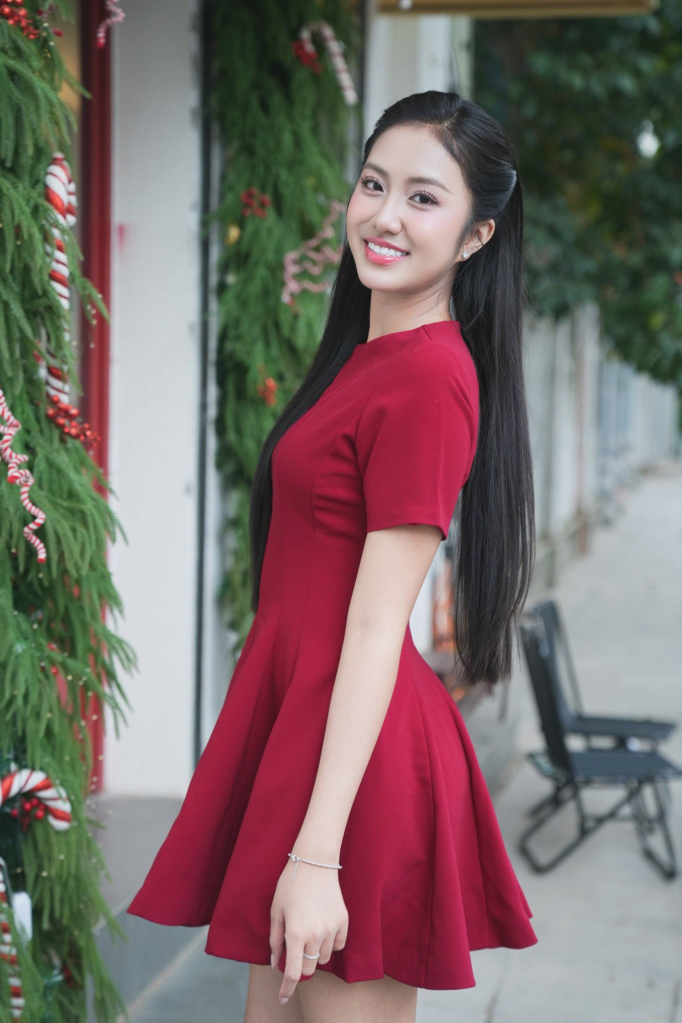 Trúc Linh nói cô mong muốn trở thành giám đốc marketing của một tập đoàn, doanh nghiệp. Hiện tại, cô cũng làm công việc marketing cá nhân và điều đó cho cô những trải nghiệm, đo lường được hiệu ứng của mạng xã hội. “Khi mình học đúng chuyên ngành và có cơ hội áp dụng thì mình sẽ có những góc nhìn khác. Sau khi tốt nghiệp, tôi muốn học lên thạc sĩ để có thêm nhiều góc nhìn mới vì tôi đã có học bổng chuyên ngành marketing. Biết đâu sau này tôi lại trở về làm giảng viên ở trường”, cô chia sẻ.