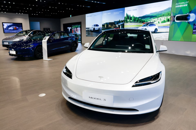 Một chiếc Tesla Model 3 tại trong phòng trưng bày Đài Bắc, Đài Loan, Trung Quốc, ngày 31/7. Ảnh: Reuters