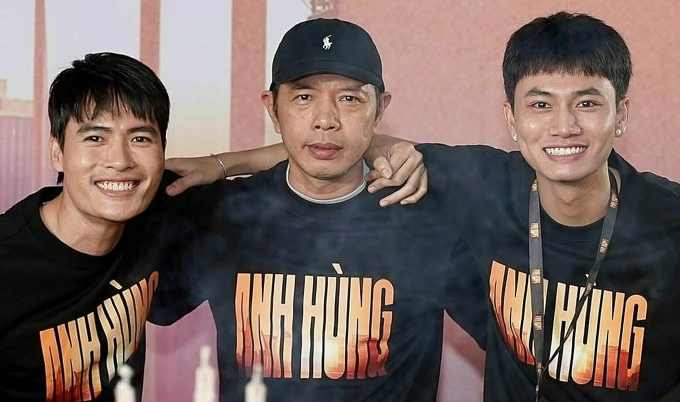 Thái Hòa (giữa) cùng diễn viên Võ Tấn Phát (trái) và Đoàn Thế Vinh trong buổi khai máy phim Anh hùng đầu tháng 11. Phim dự kiến ra rạp ngày 24/4/2026. Ảnh: Nhà sản xuất cung cấp