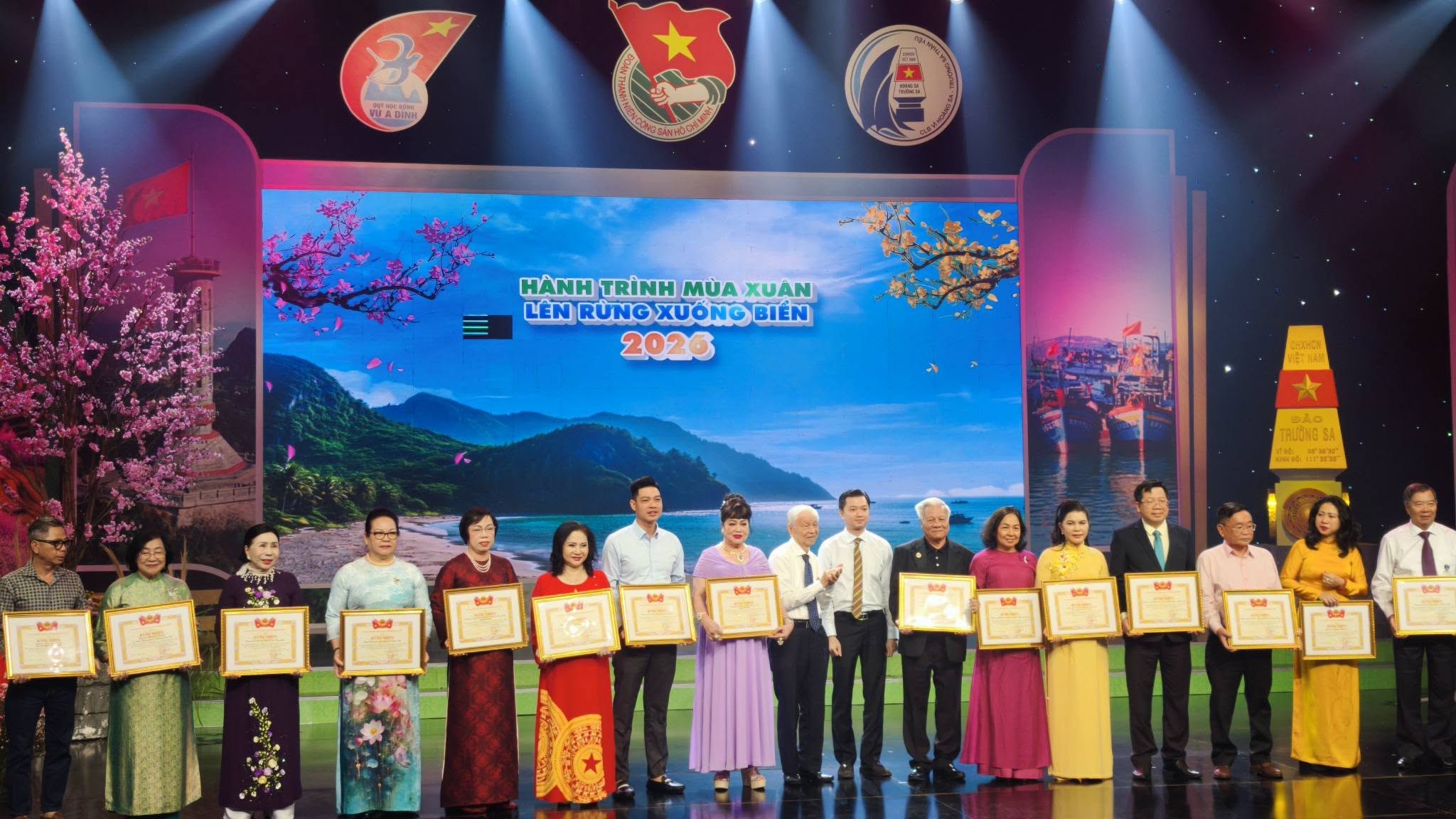 Hành trình sẻ chia trách nhiệm với cộng đồng và người dân vùng biển đảo- Ảnh 6.