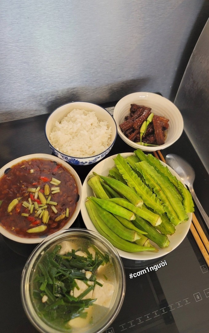 Chàng trai nấu một lần ăn ba bữa để tiết kiệm thời gian và chi phí - 4