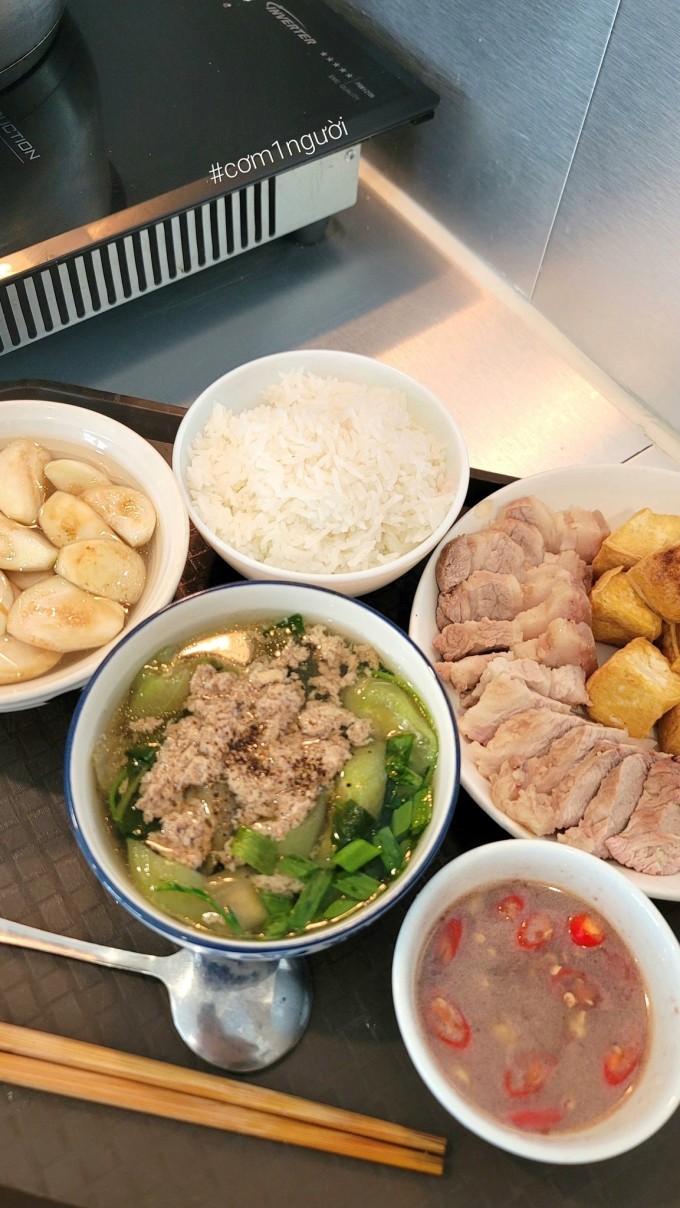 Chàng trai nấu một lần ăn ba bữa để tiết kiệm thời gian và chi phí - 10