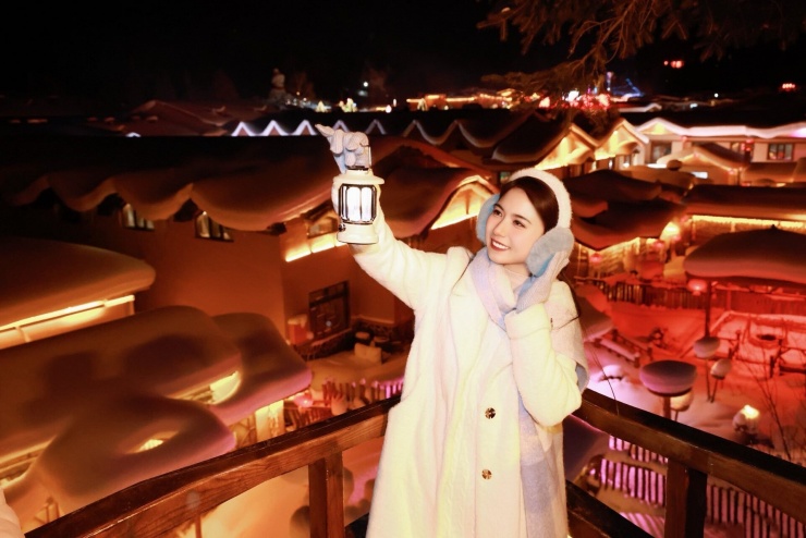 Khi đêm xuống, nơi đây càng trở nên huyền ảo khi được thắp sáng bởi những ngọn đèn lồng xanh đỏ mang không khí đặc trưng lễ hội cuối năm và nét văn hóa của người dân địa phương