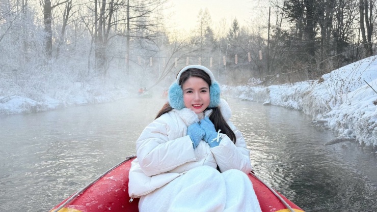 Chị Dung ngồi thuyền phao tự trôi trên sông