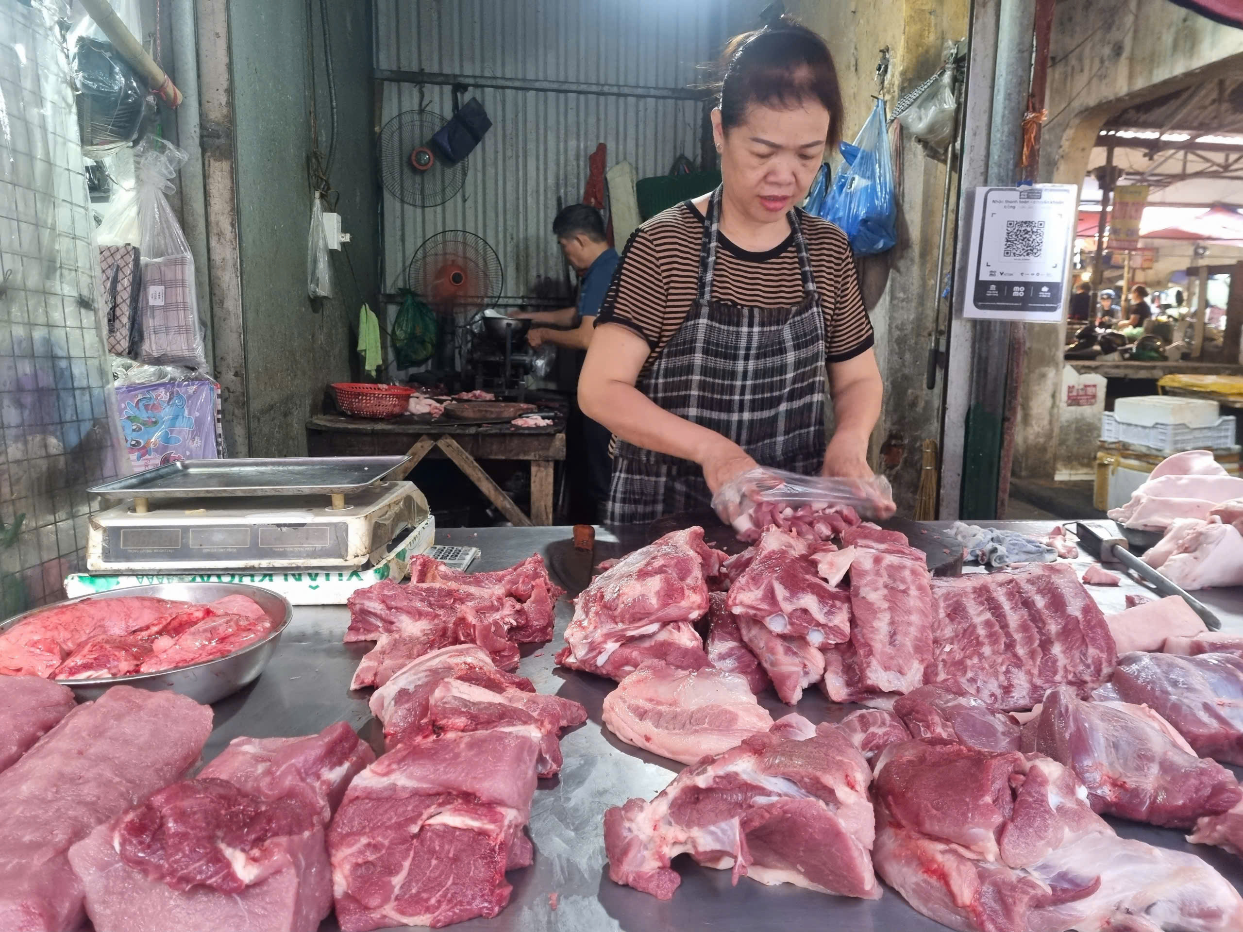 Cử tri đề nghị tăng lương, bình ổn giá 2 'Lương không đủ trang trải sinh hoạt', cử tri đề nghị tăng lương, bình ổn giá - Ảnh 2.