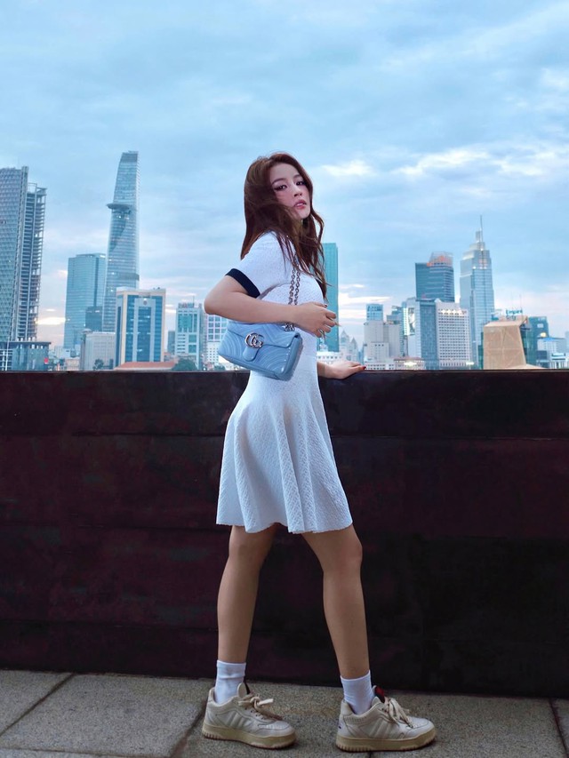 Sức hút từ chiếc túi đeo vai nắp gập không bao giờ lỗi mốt- Ảnh 2.