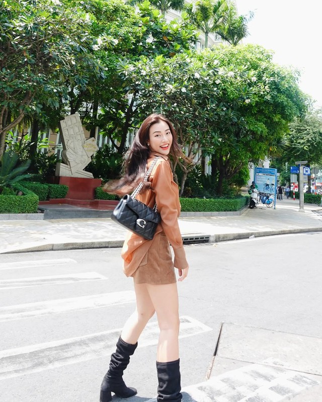 Sức hút từ chiếc túi đeo vai nắp gập không bao giờ lỗi mốt- Ảnh 4.