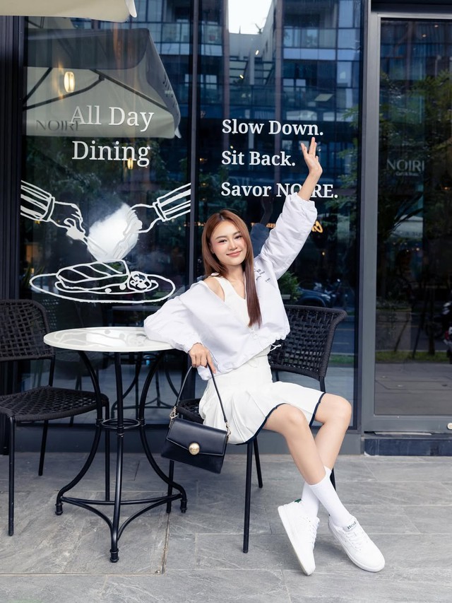 Sức hút từ chiếc túi đeo vai nắp gập không bao giờ lỗi mốt- Ảnh 6.