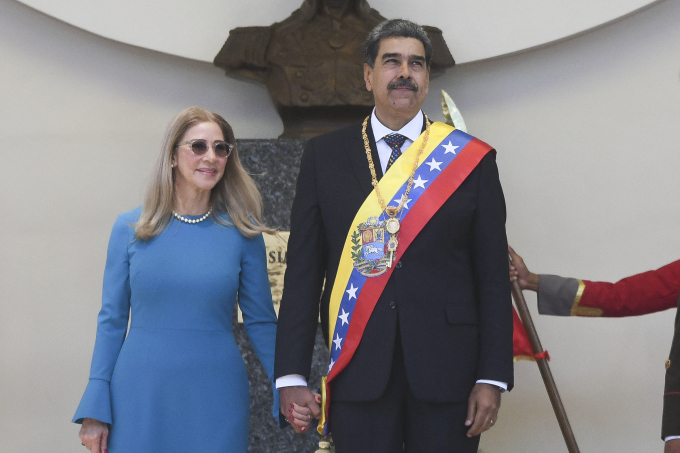 Tổng thống Venezuela Nicolas Maduro và vợ, bà Cilia Flores, tại Caracas ngày 10/1/2025. Ảnh: AFP