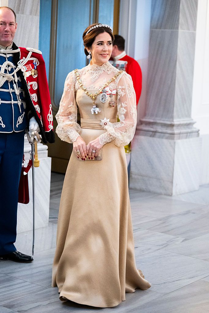 Vương hậu Mary khởi đầu 2026: Diện lại vương miện chế từ thắt lưng cổ, thần thái tuổi 53 khiến ai cũng phải xuýt xoa- Ảnh 2. Vương hậu Mary khởi đầu 2026: Diện lại vương miện chế từ thắt lưng cổ, thần thái tuổi 53 khiến ai cũng phải xuýt xoa- Ảnh 2.