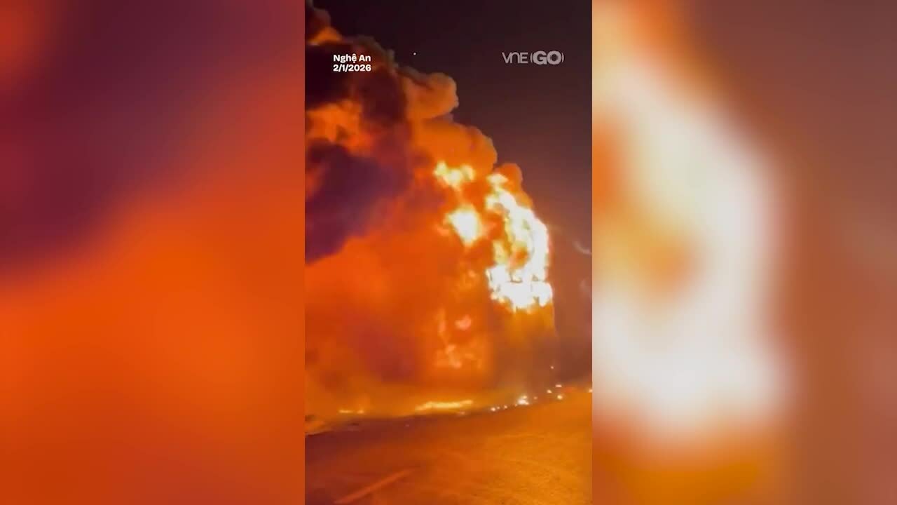 Phút bàng hoàng phát hiện nạn nhân mắc kẹt trong xe giường nằm cháy