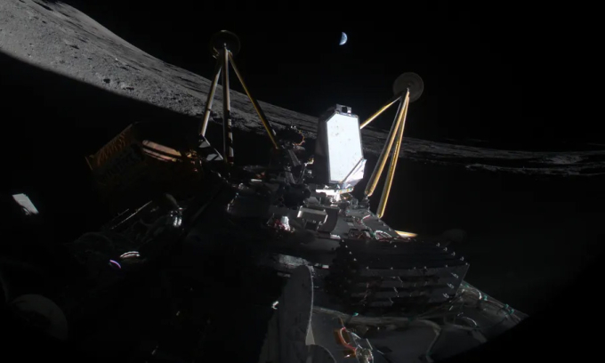 Hai chân của tàu đổ bộ Athena hướng lên trời sau khi con tàu bị đổ trong nỗ lực hạ cánh gần cực nam Mặt Trăng ngày 6/3. Ảnh: Intuitive Machines